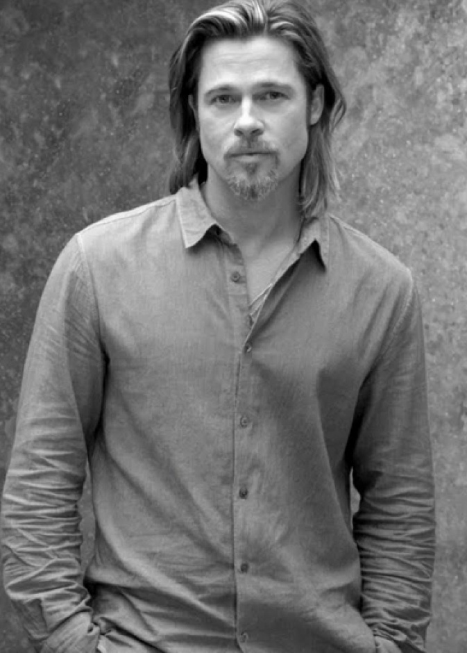 يختار الألوان الفاتحة في إطلالات أحاديّة