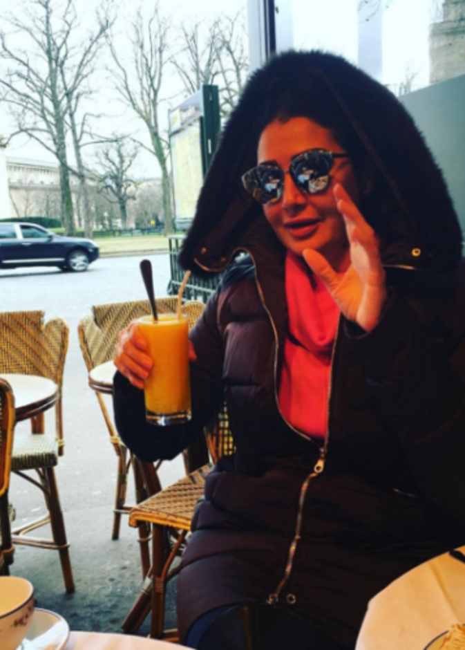 غادة عبدالرازق تستجم في باريس