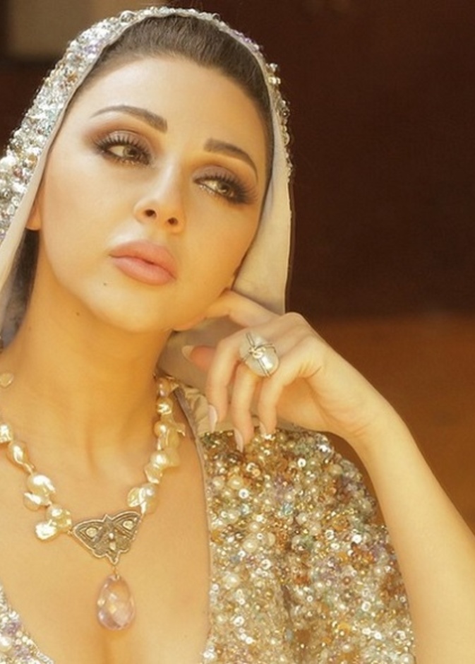 ميريام فارس تتزين بخاتم و عقد طويل من اللؤلؤ