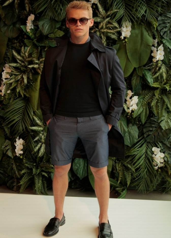 طقم رمادي من تومي هيلفيغر Tommy Hilfiger مع تشيرت 