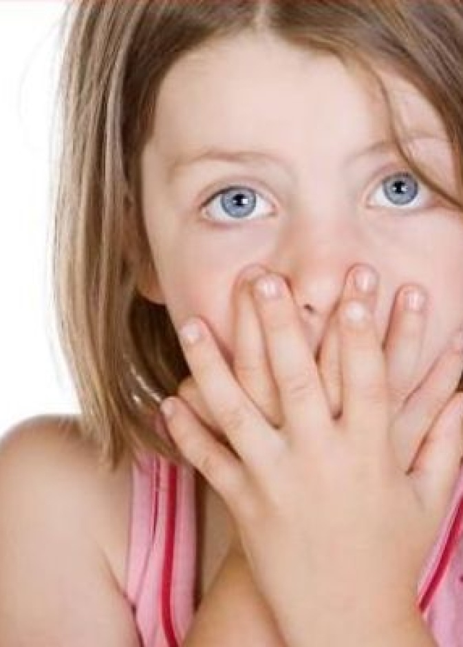 5 اسباب تفسر رائحة الفم الكريهة عند الاطفال