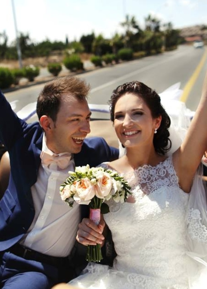 تزيين السيارة بالورود هو الخيار الافضل