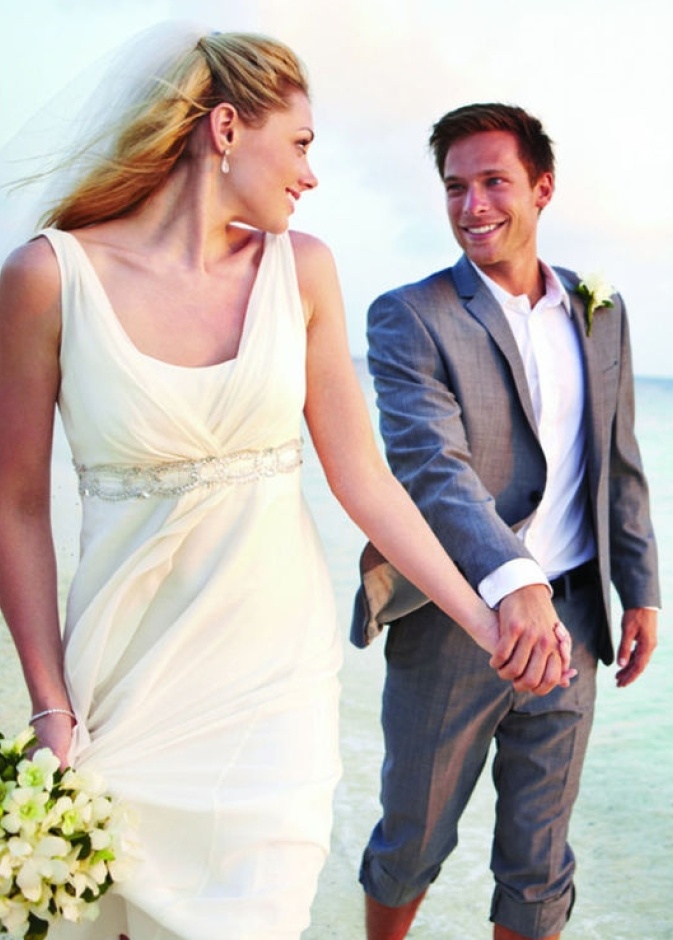 من الافكار الجميلة والمسلية توزيع مظلات ملفتة للمدعويين لحفل الزفاف في الهواء الطلق