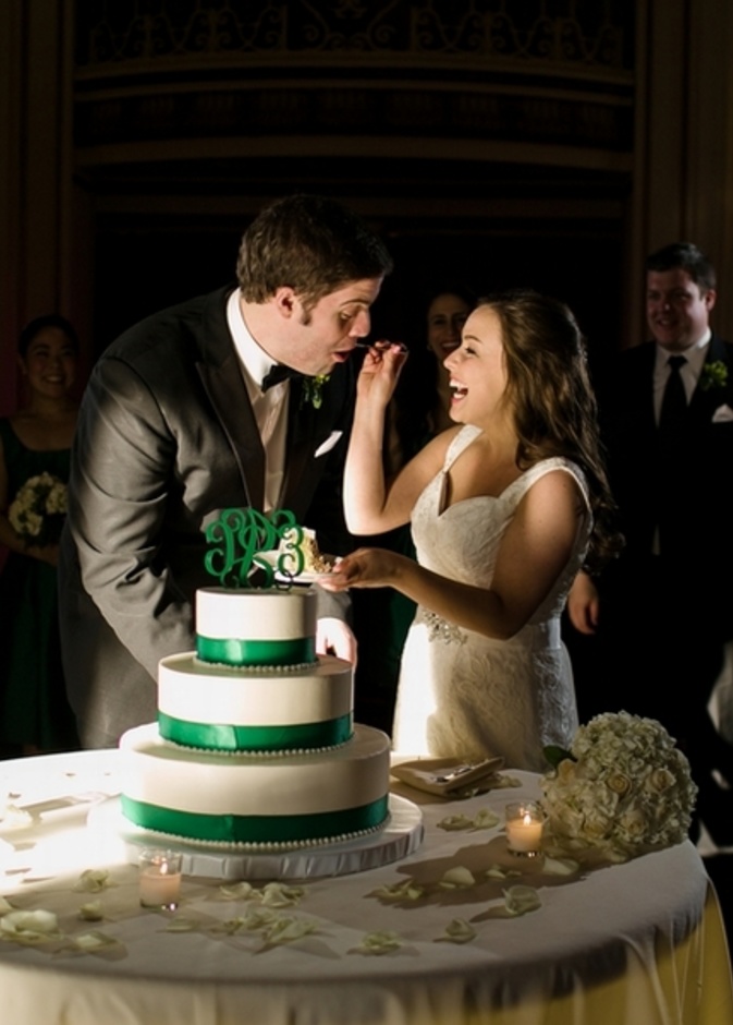 كعكات الزفاف ذات النكهات غير التقليدية مثل كعكة زفاف بنكهة الشوكولاتة والفستق