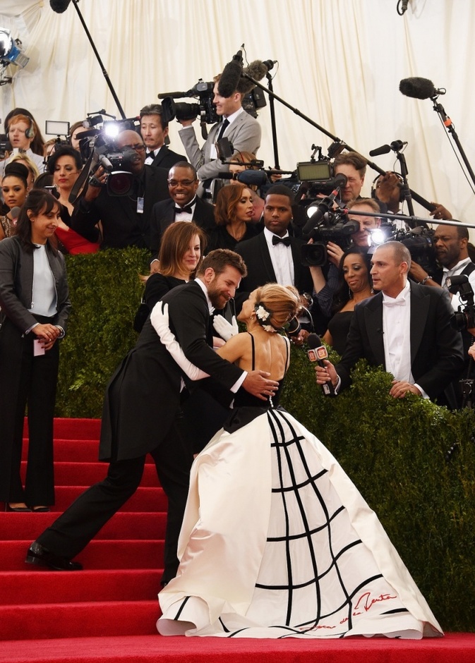 برادلي كوبر يساعد سارة جيسيكا باركر على النهوض