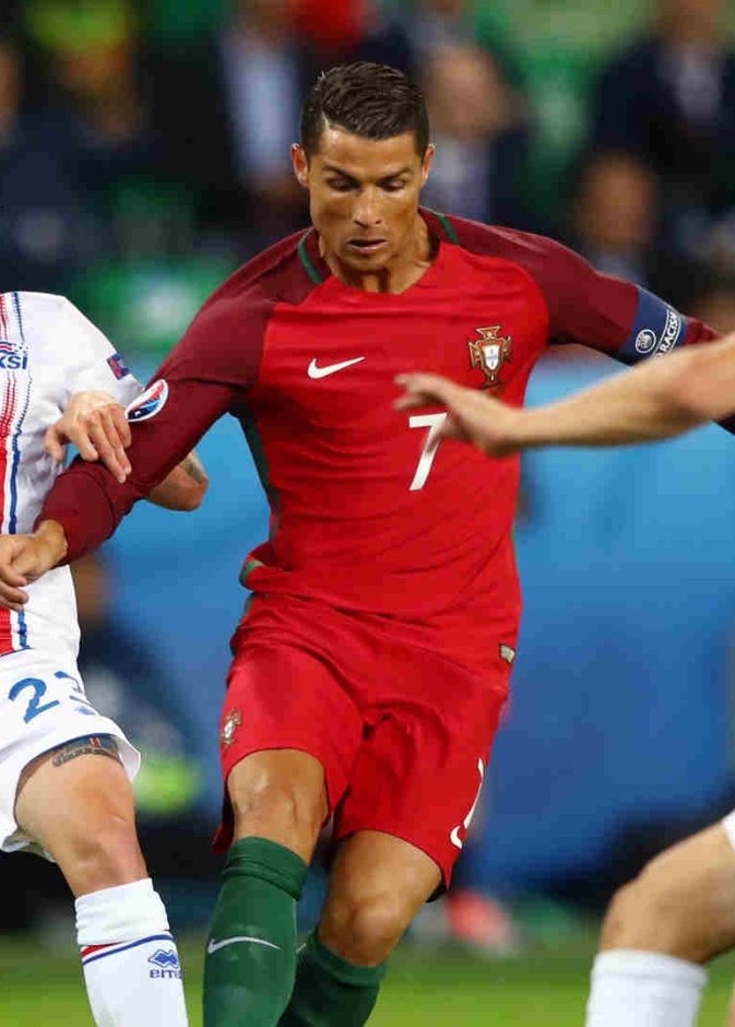 لوثار ماتيوس، الذي شارك في نهائيات 2000، وهو يبلغ من العمر 39 عاما