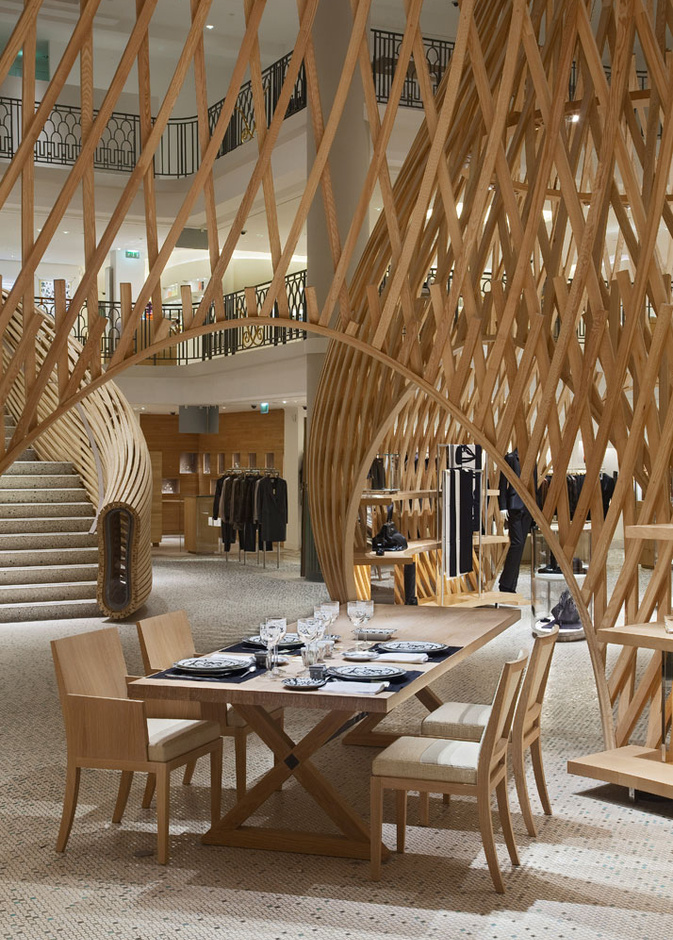 كافيه هيرمز في باريس مبنى داخل مبنى بديكورات من الخشب المقوس والمعالج