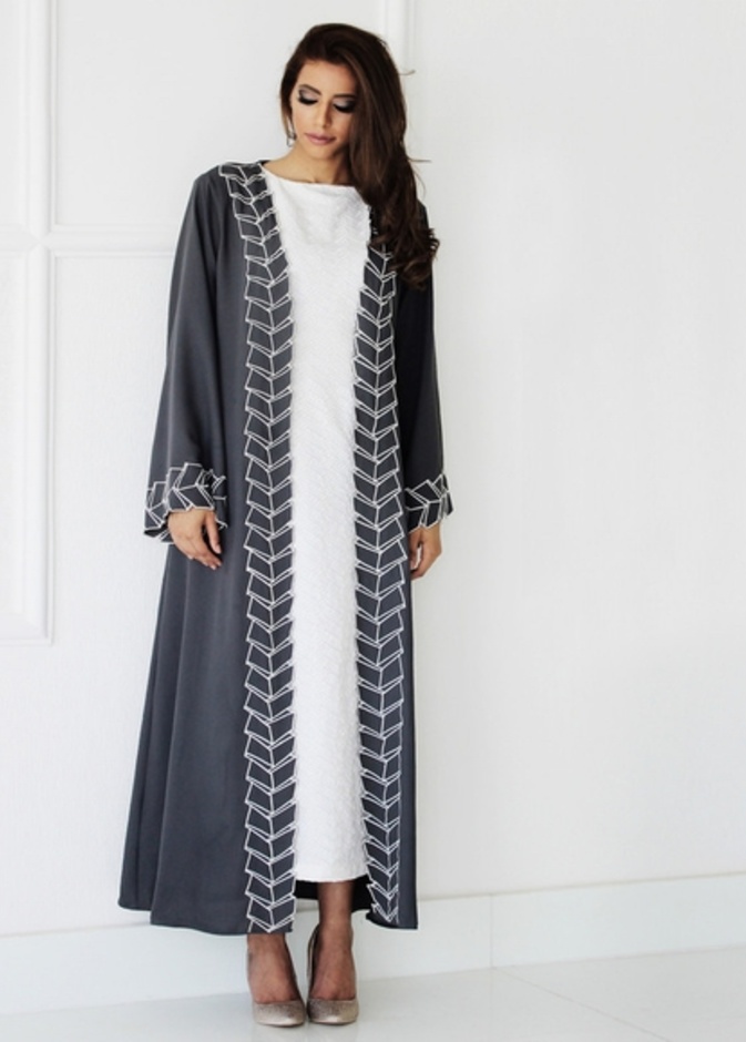 عباية من Endemage  بتصميم عصري راقي لاطلالة مسائية على السحور
