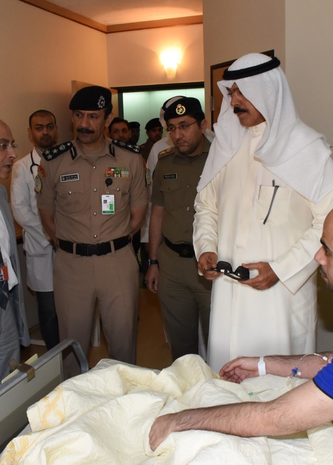 وزير الداخلية يطمئن على المقدم الحميدان بعد تعرضه لحالة إغماء خلال عمله