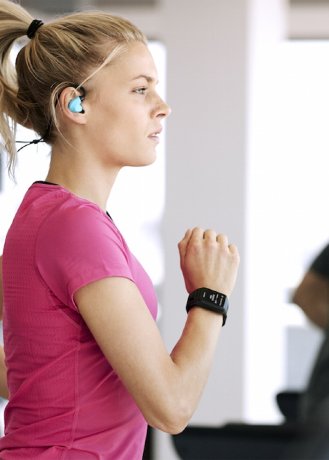 يذكر Fitbit Alta المستخدم بالحركة عند الجلوس لفترة طويلة