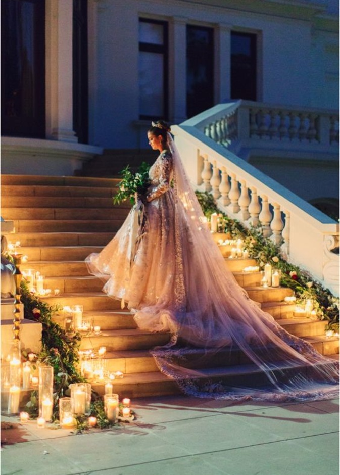 بامكانك أن تخلقي توازن بين فستان الزفاف القصير والطرحة الطويلة