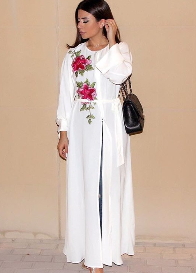 لوك فاخر بعباية زرقاء داكنة مطرّزة بالأحجار الذهبية