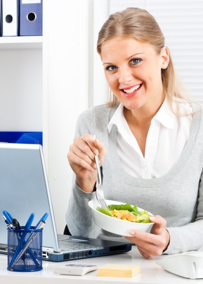 شرب الماء يحميك من تناول الطعام الكثير و زيادة الوزن