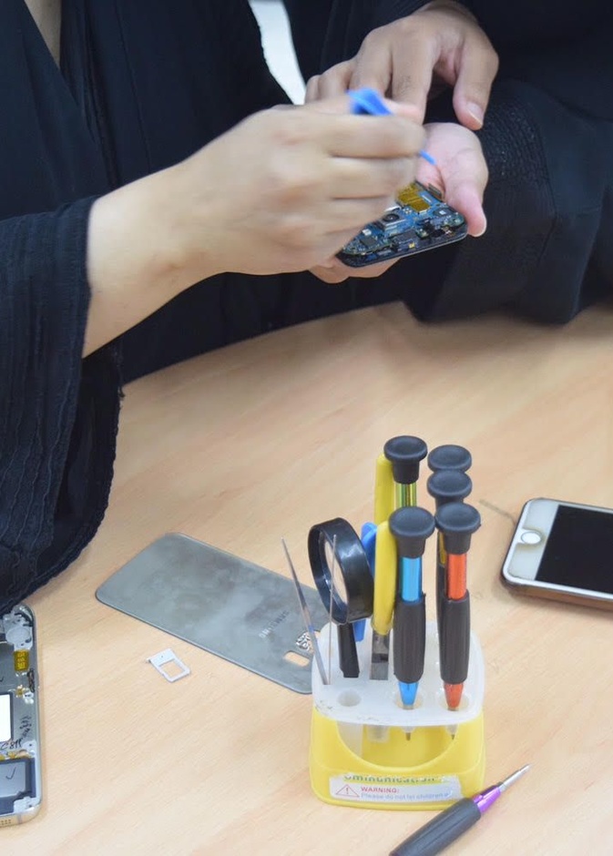 صيانة الجوال لم تعد حصرا على الرجال في السعودية 