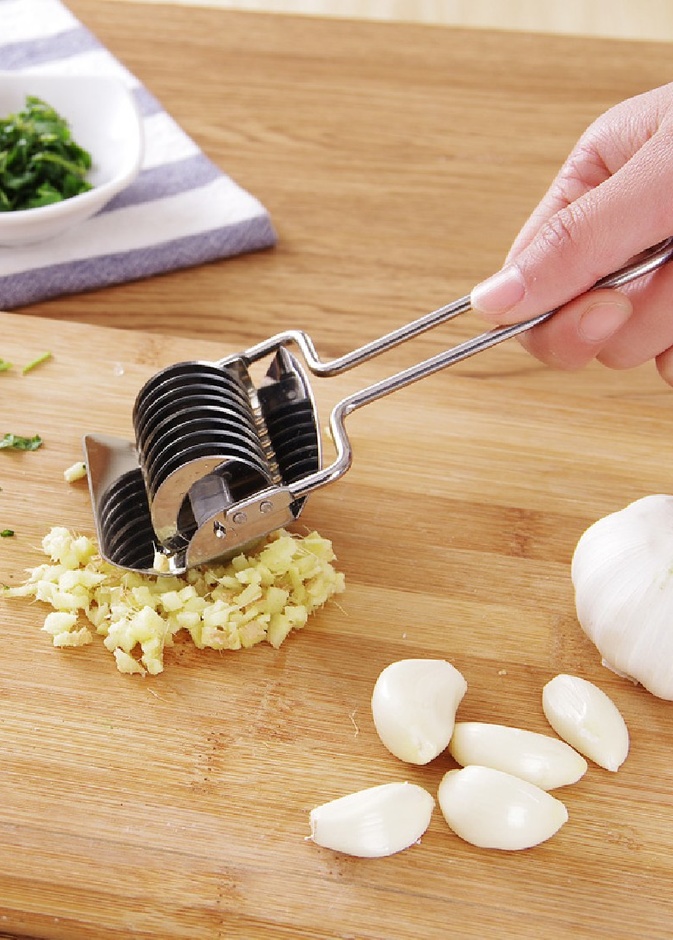 يفضل تقطيع الطماطم بحجم اكبر للسلطات لتصبح نكهتها اقوى