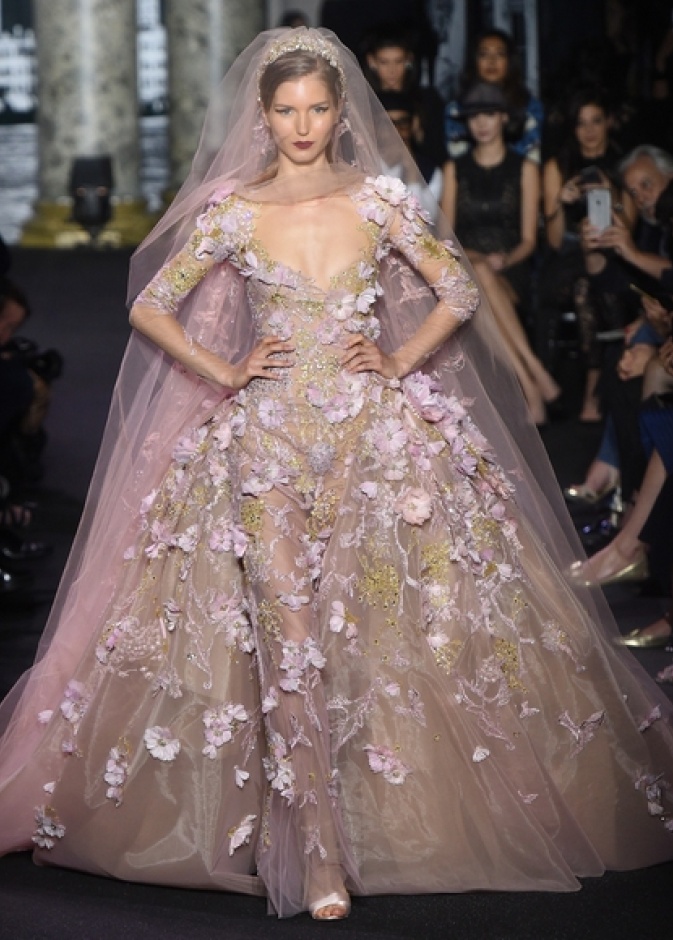 فستان ابيض من  Giambattista Valli