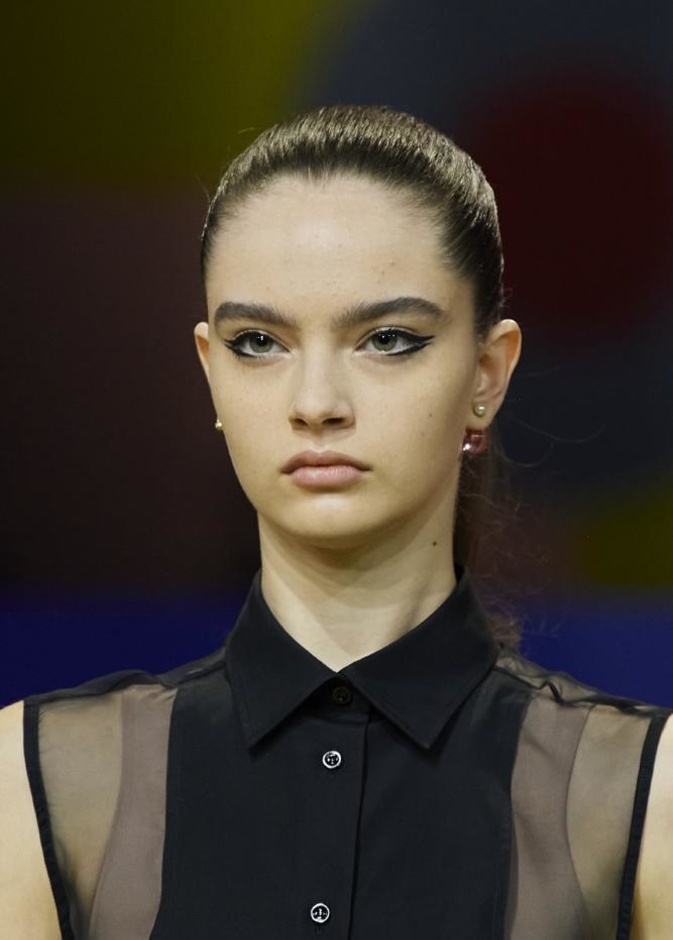 أبرز رسمات مكياج وتسريحات شعر من عرض ديور Dior لربيع 2022
