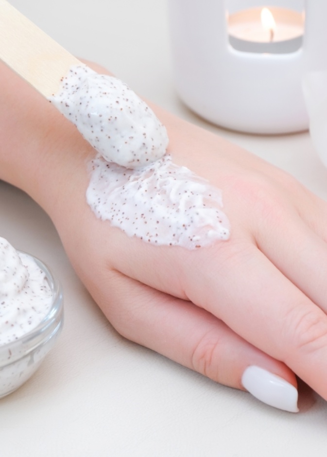 أفضل وصفات طبيعية لتقشير اليدين والذراعين مجربة