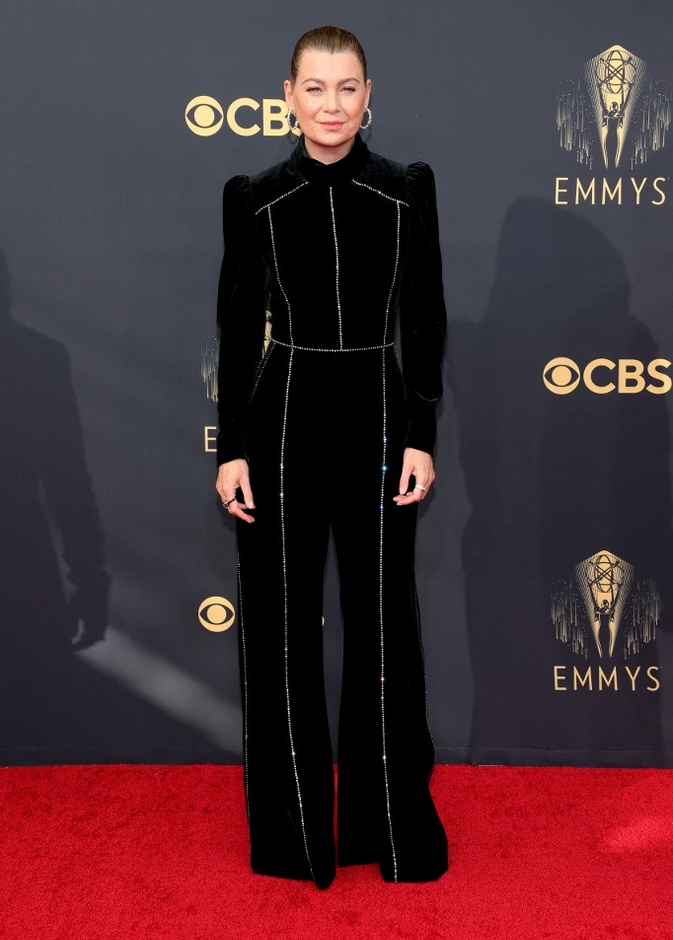 ألين بومبيو أنيقة بالجمبسوت الأسود من تصميم ايلي صعب مع الأكمام الطويلة وشك الكريستالات الهندسي العصريّ