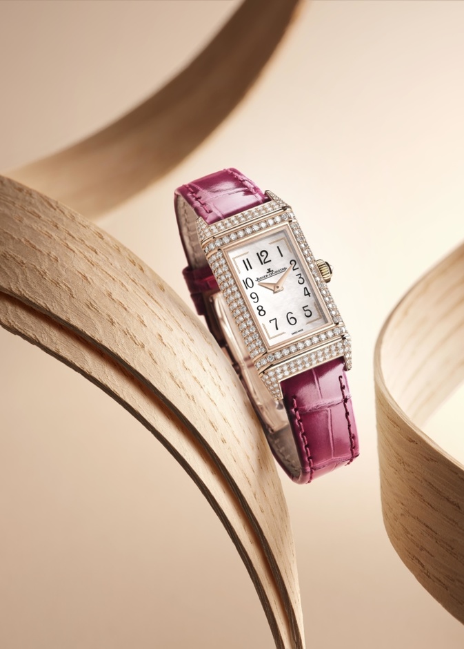 أناقتك الخريفية الدافئة مع أجمل موديلات ساعات باللون الأحمر