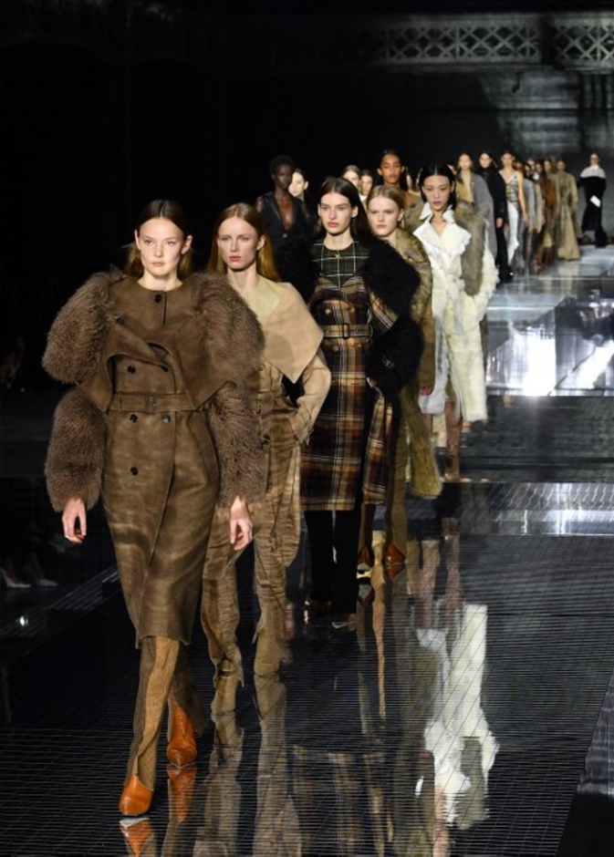 أيام قليلة وينطلق أسبوع الموضة في لندن 2021