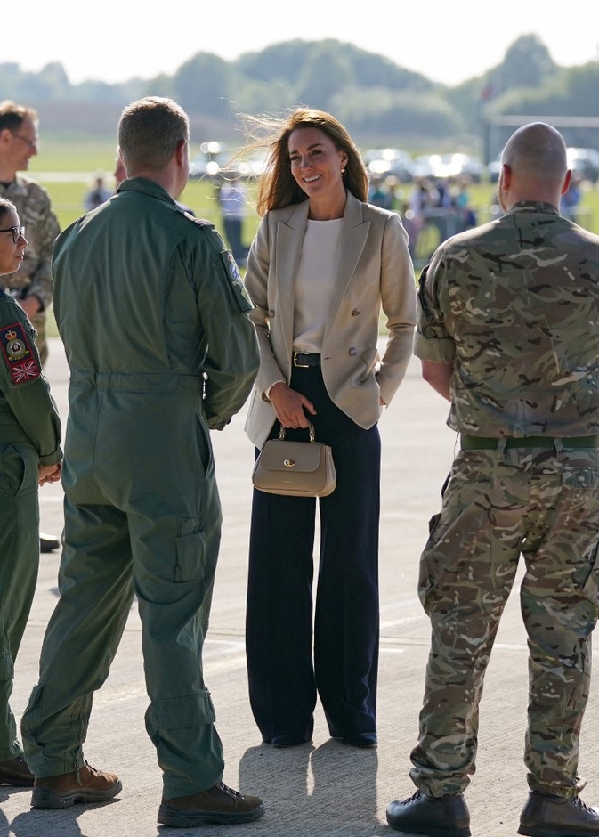 إختارت البليزر الكلاسيكية البيج  من علامة Reiss نسّقت تحتها التوب الأبيض من ماركة Jane Atelie