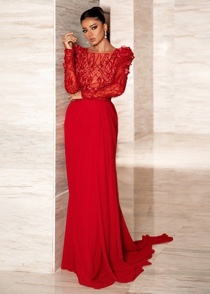 إختارت فستاناً تميّز بالشك الأنيق مع قصة الأكتاف البارزة فيما إنسدلت التنورة بقماشها الحريري