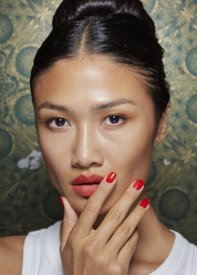 اجمل الوان اظافر جريئة بتدرجات اللون الاحمر من دار Naeem Khan