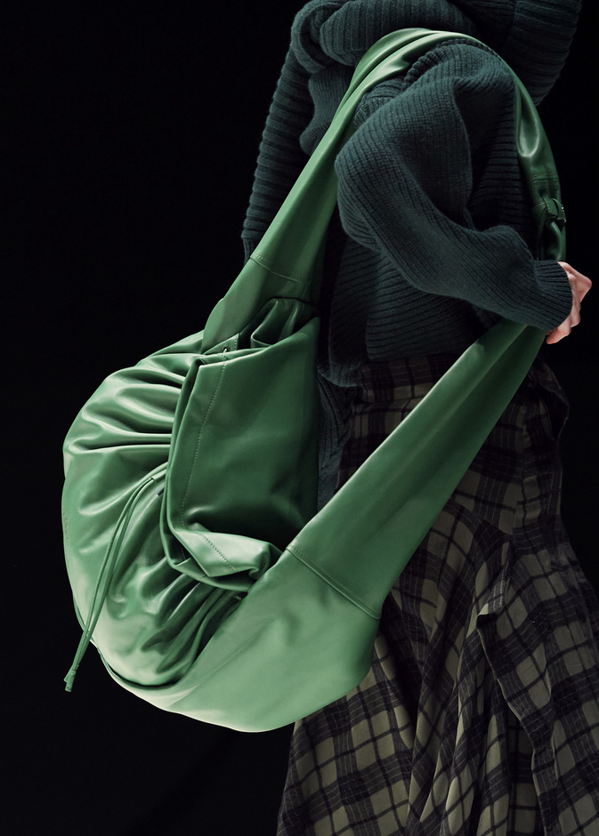 اجمل حقائب جلدية كبيرة باللون الاخضر من دار Kenzo