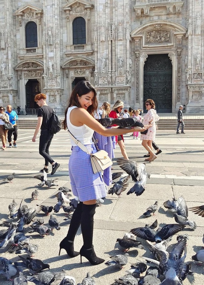 اطلالة أسيل عمران بموضة الشورت البنفسجي الواسع