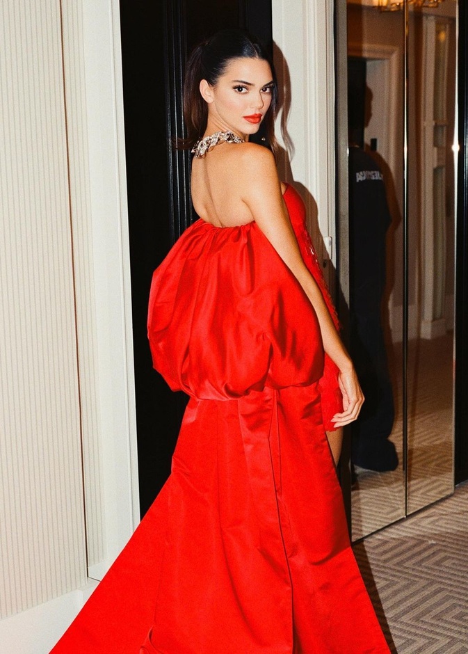 اطلالة Kendall Jenner بفستان طويل واحمر من دار Givenchy