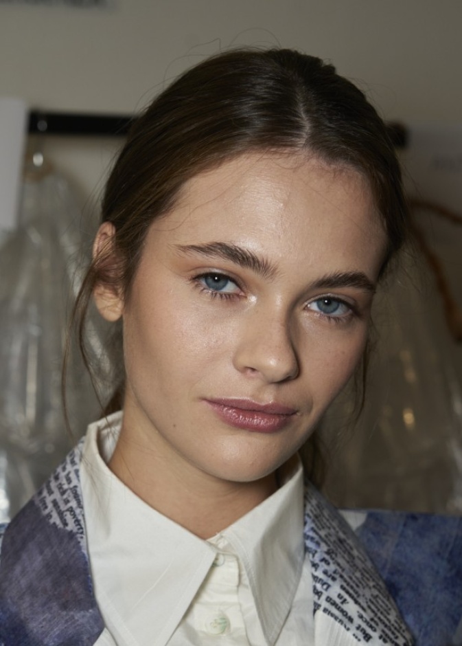 اعتماد مكياج العيون بالألوان الدافئة في الخريف