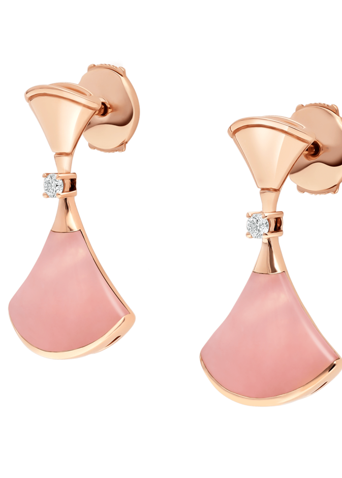 اقراط باللون الوردي من دار Bvlgari في شهر التوعية بسرطان الثدي