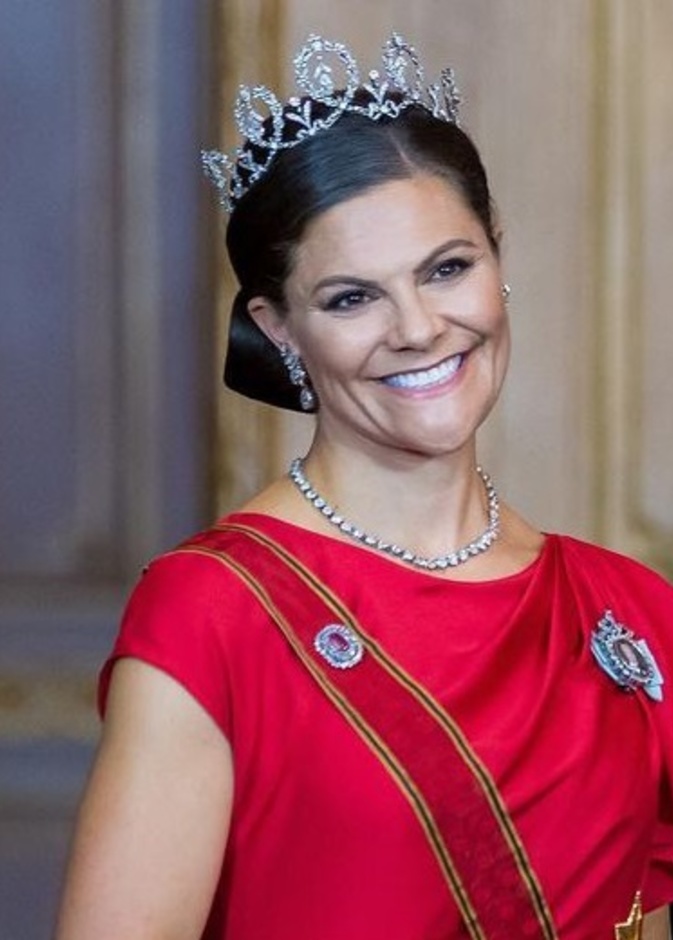 الأميرة فيكتوريا تتألق بتاج Connaught Diamond Tiara 