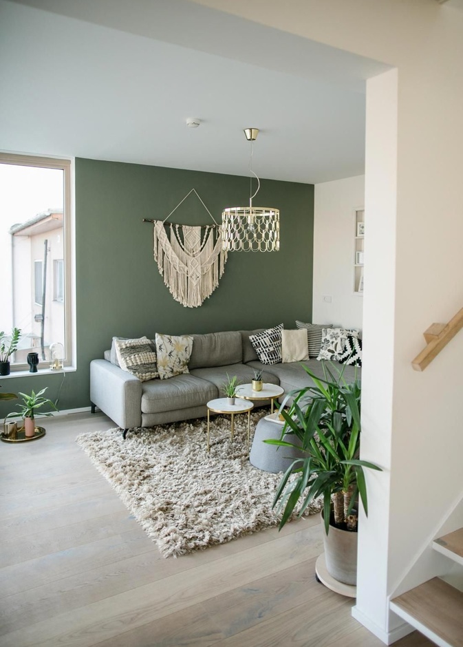 البيج والخشب مع جدار باللون الأخضر