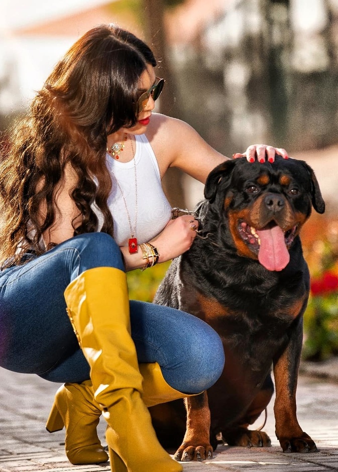 الجزمة ذات الساق العالية باللون الأصفر أضافت إلى اللوك لمسة جريئة وفي غاية العصرية