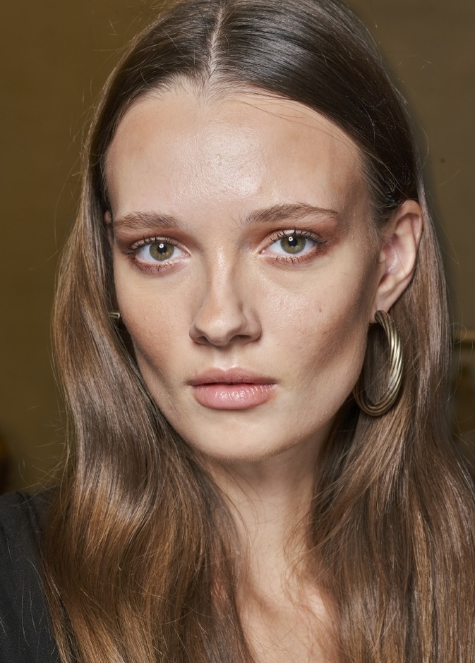 الوان احمر شفاه نيود ومشمشية لربيع 2022 من دار Luisa Spagnoli