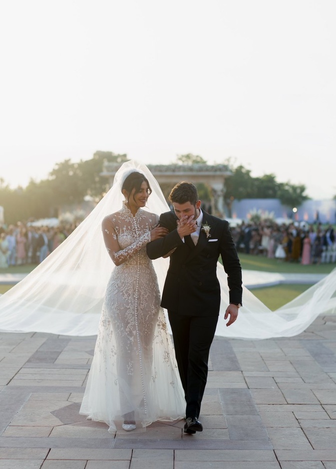 بريانكا شوبرا مع الممثل الاميركي في يوم الزفاف