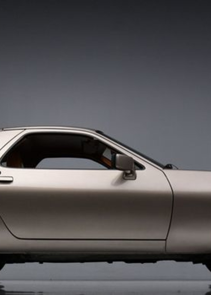 بيع سيارة توم كروز في فيلم Risky Business للبيع بمليوني دولار