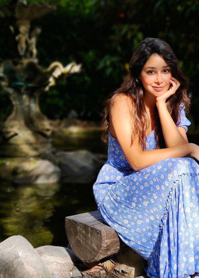 تألقت بفستان ماكسي بقصة الكتف الواحد مع الورود البيضاء