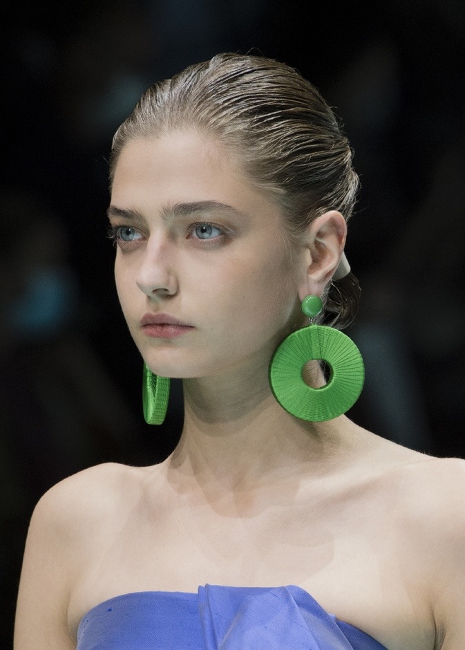 تسريحات شعر مبللة مع الكعكة من دار Emporio Armani