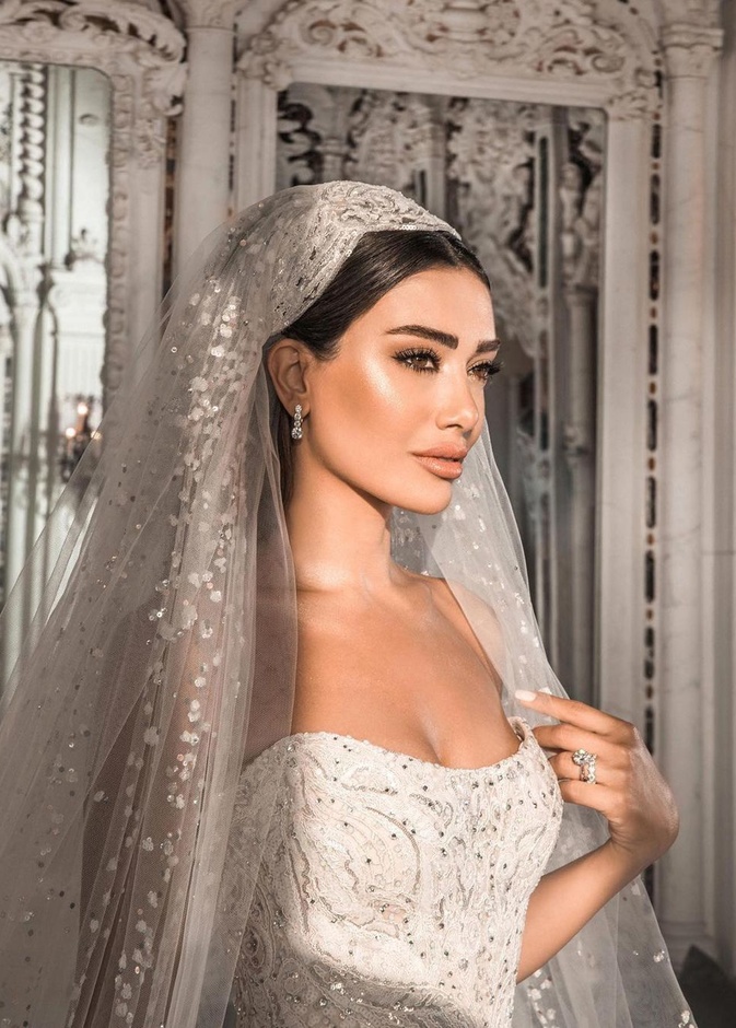 جيسيكا عازار بتسريحة الرفع في حفل زفافها- انستغرام جيسيكا