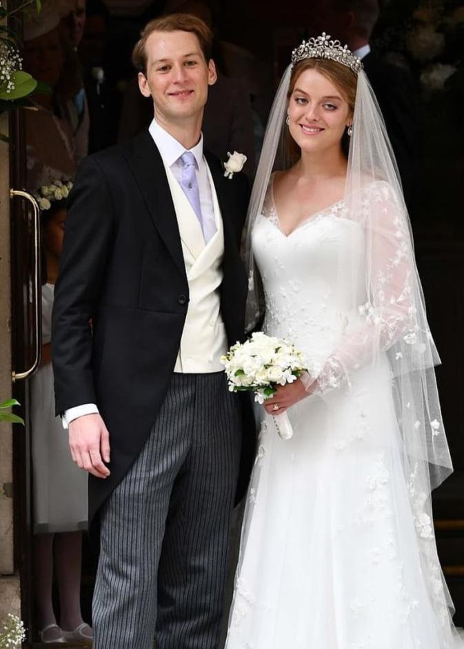 حفيدة الأميرة ألكسندر تحتفل بفستان الزفاف بعد عام من زواجها