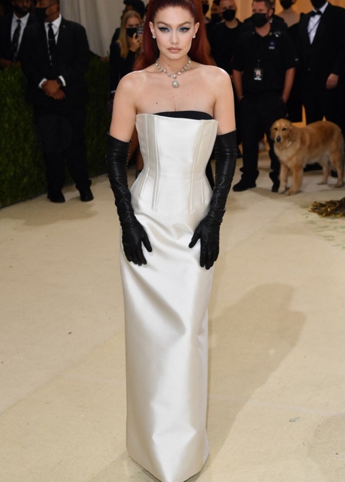 خطفت جيجي حديد الأنظار بأناقتها وقد بدت ساحرة بالفستان الأبيض من توقيع Prada