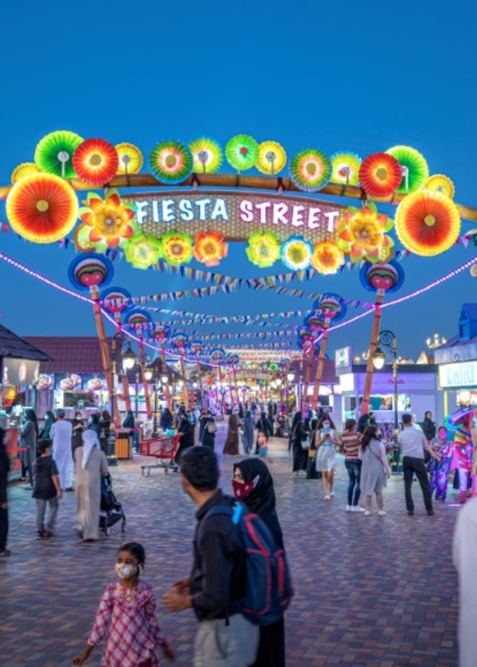 سعادة وبهجة في أركان القرية العالمية - المصدر وكالة أنباء الإمارات 