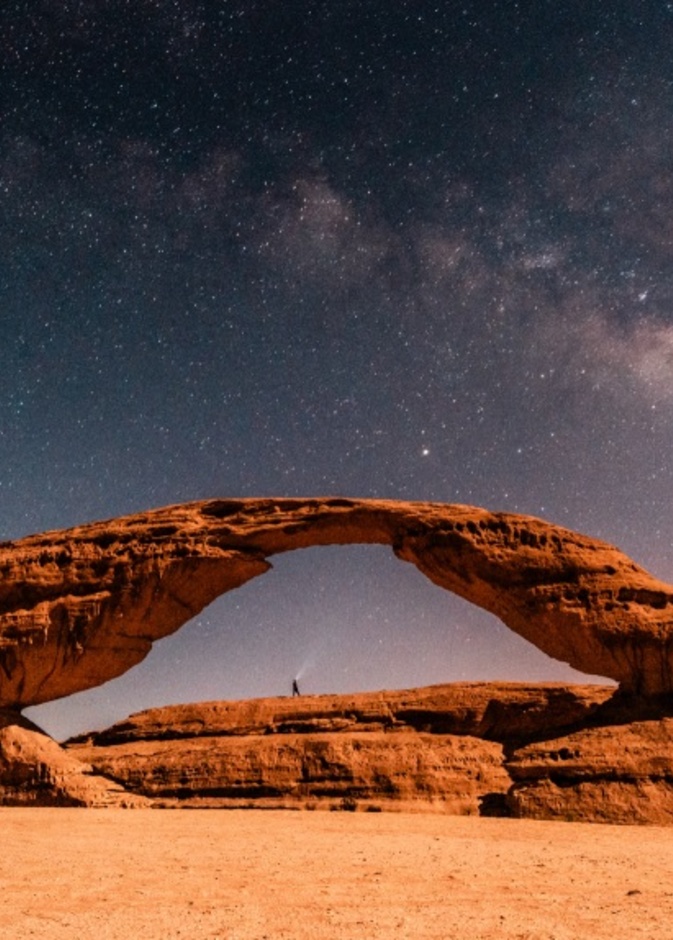 صخرة القوس، أحد التشكيلات الصخرية المميزة في العلا - المصدر استكشف العلا !