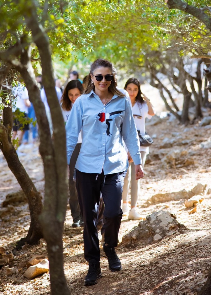 صور الملكة رانيا تخطف الأنظار بأحدث إطلالتها الكاجول والرياضية