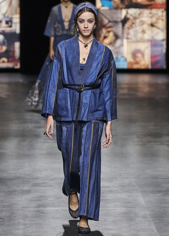 صيحة الـ Denim on denim رائجة جداً لموسم خريف 2021 استوحي هذا اللوك من Dior