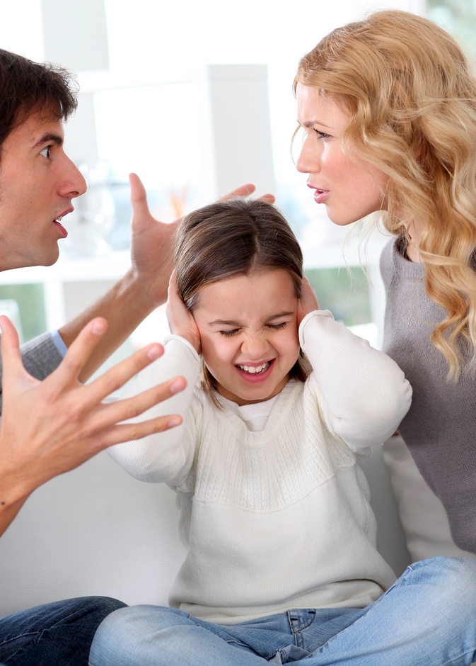 4 عبارات لا تقوليها لزوجك أمام طفلك