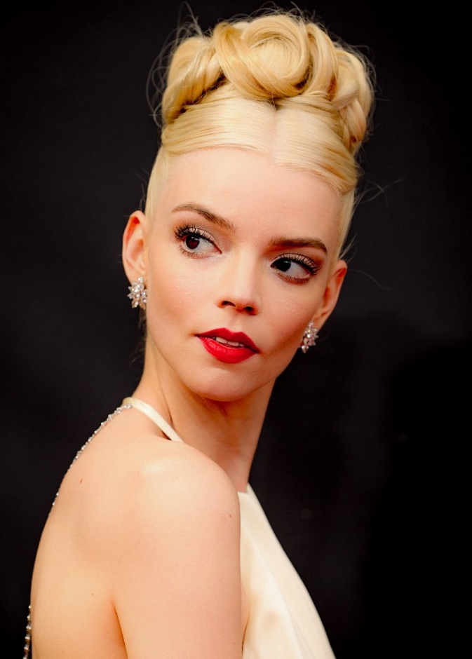 مكياج ساحر وتسريحات شعر عالية من وحي Anya Taylor-Joy – الصورة من حساب خبير الشعر Gregory Russell